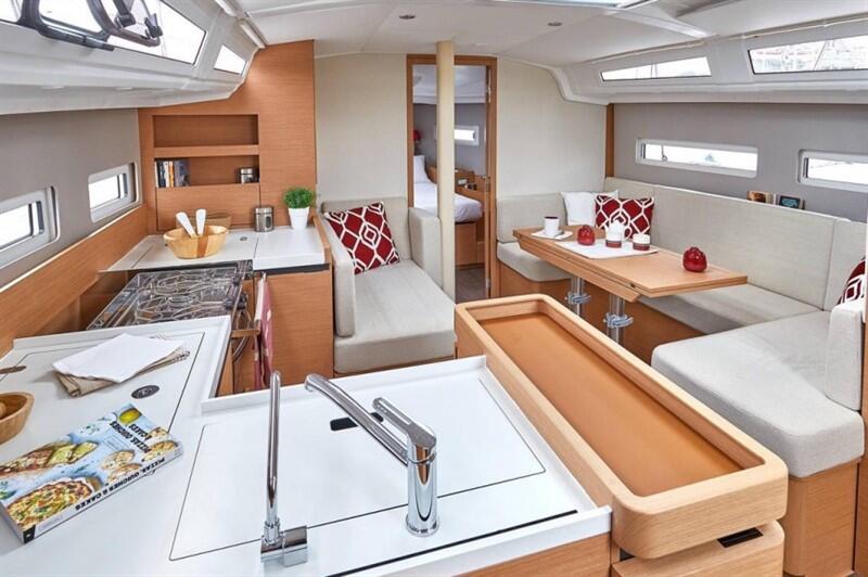Sailing yacht 