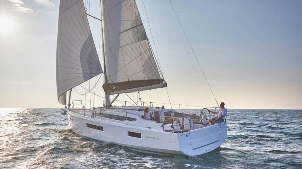 Sailing yacht 
