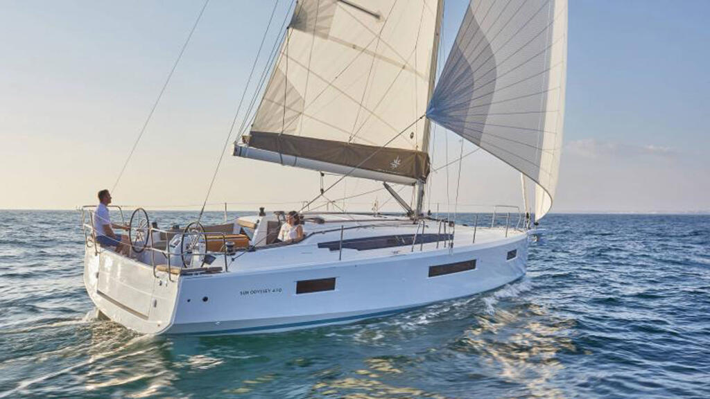 Sailing yacht 