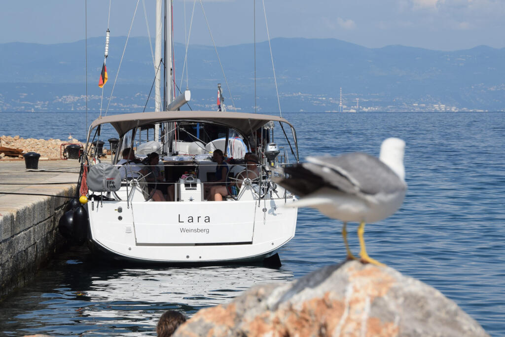 Sailing yacht 