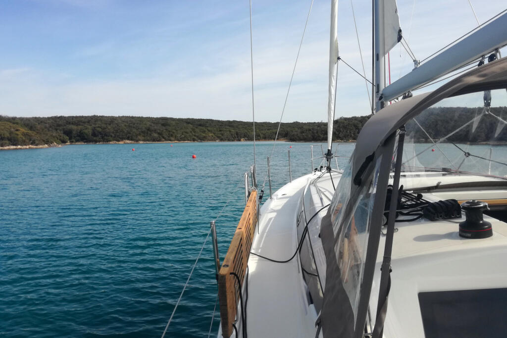 Sailing yacht 