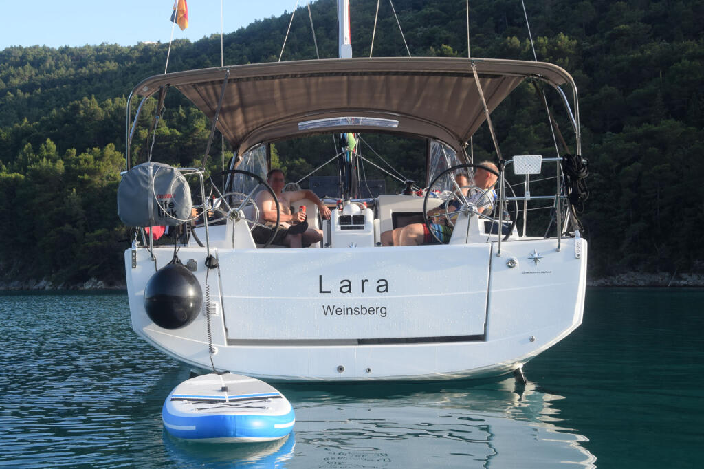 Sailing yacht 