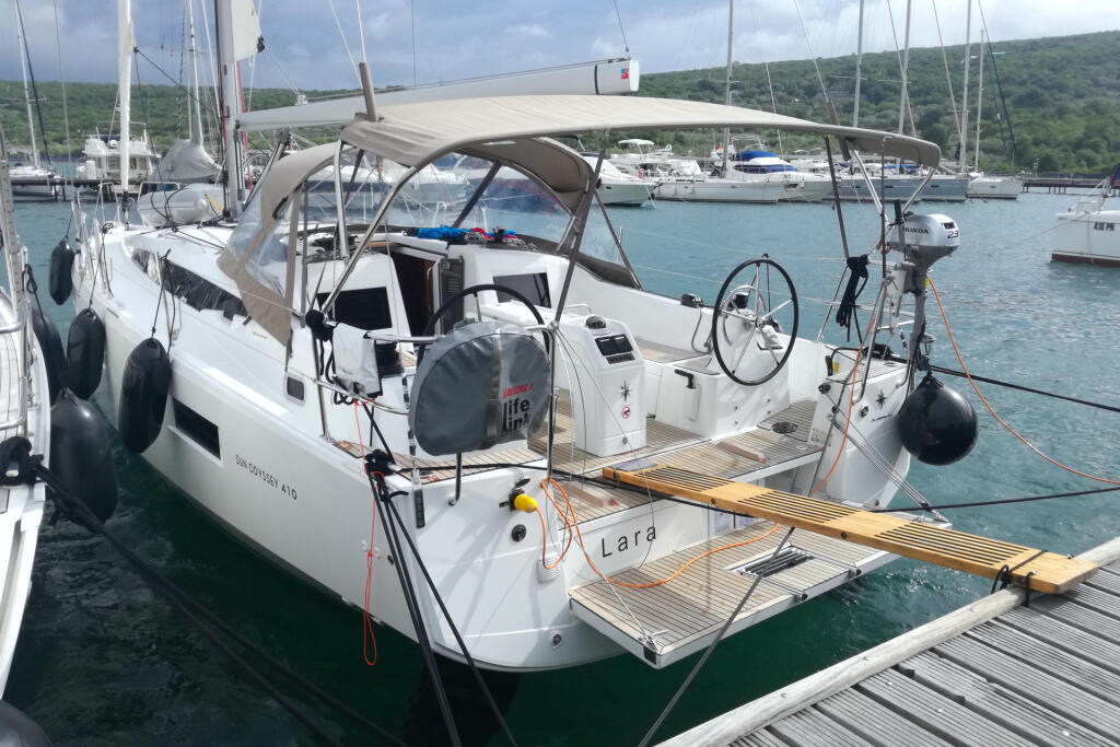 Sailing yacht 