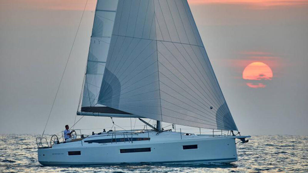 Sailing yacht 