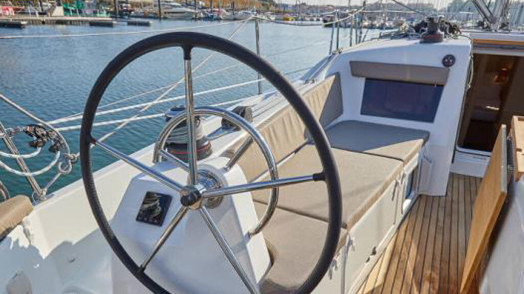 Sailing yacht 
