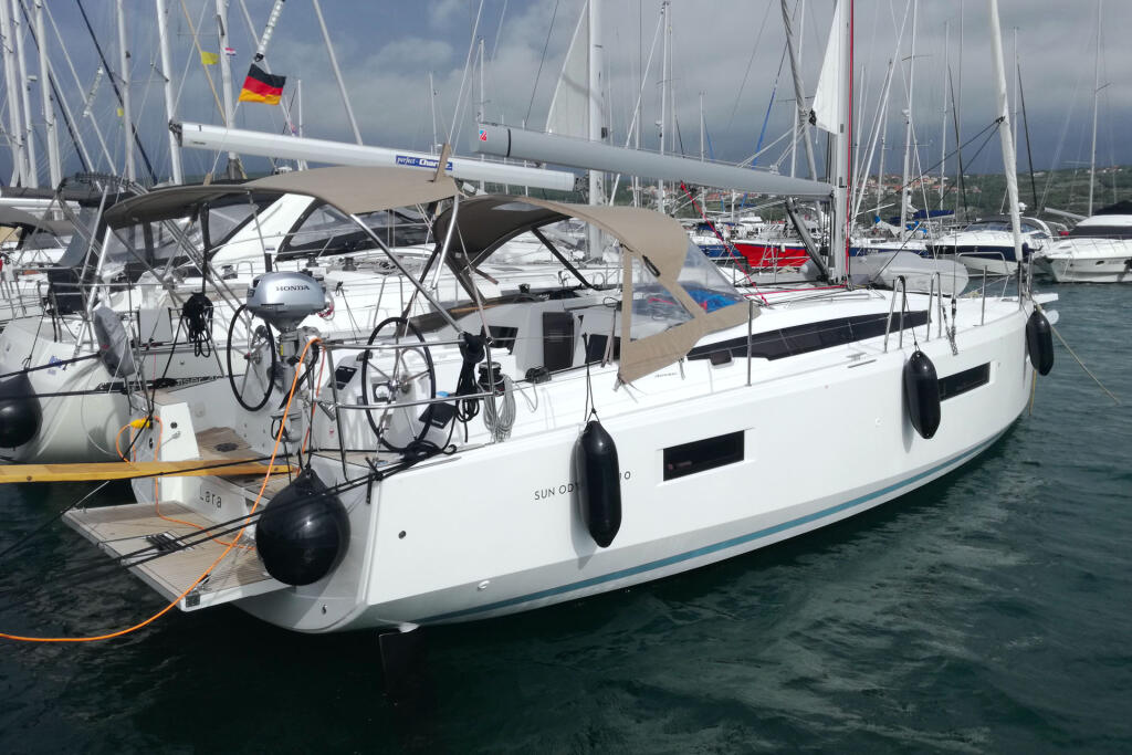 Sailing yacht 