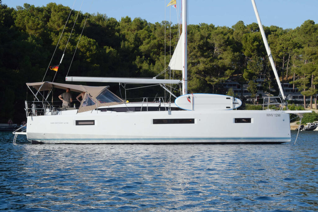 Sailing yacht 