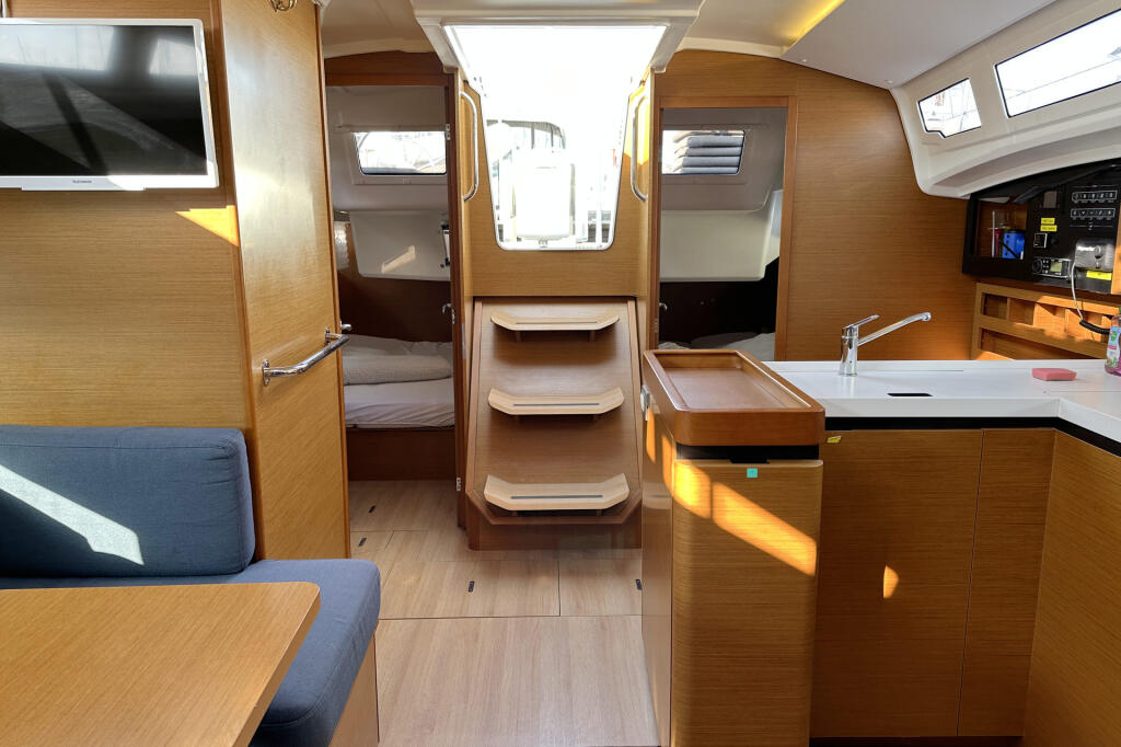 Sailing yacht 