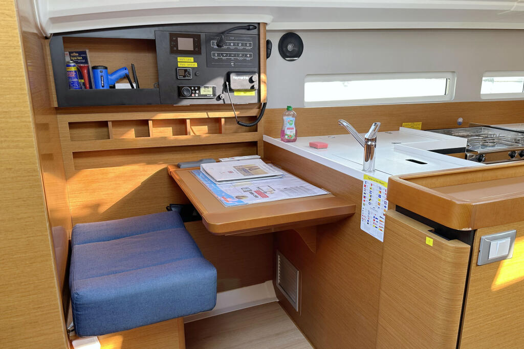Sailing yacht 