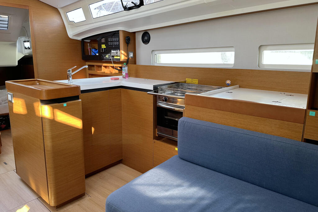 Sailing yacht 