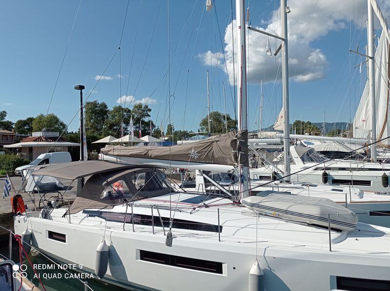 Sailing yacht 