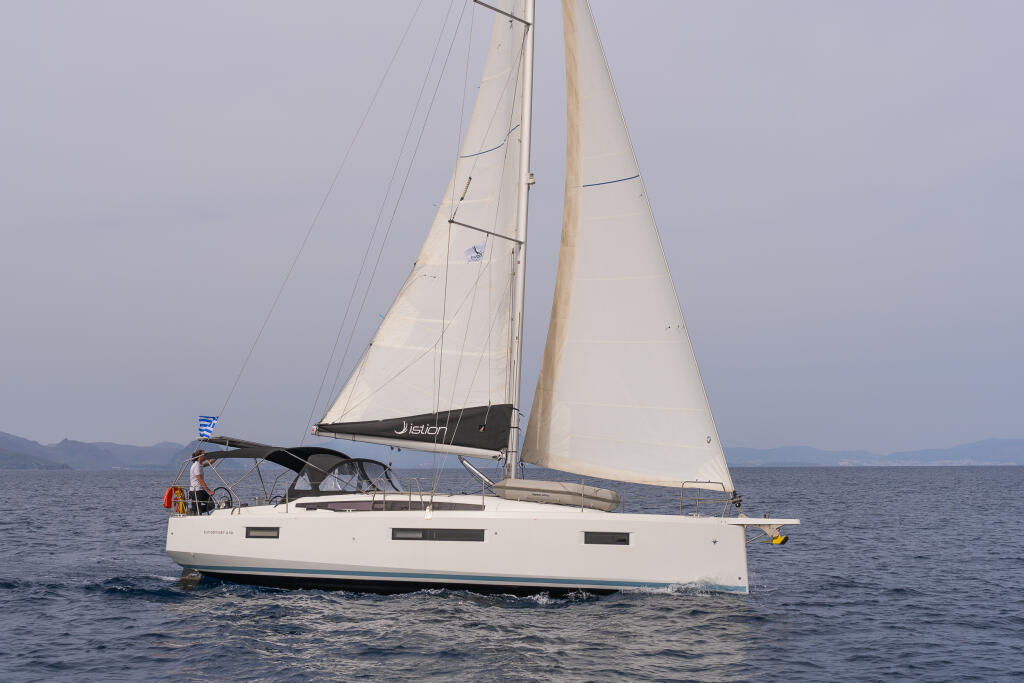Sailing yacht 