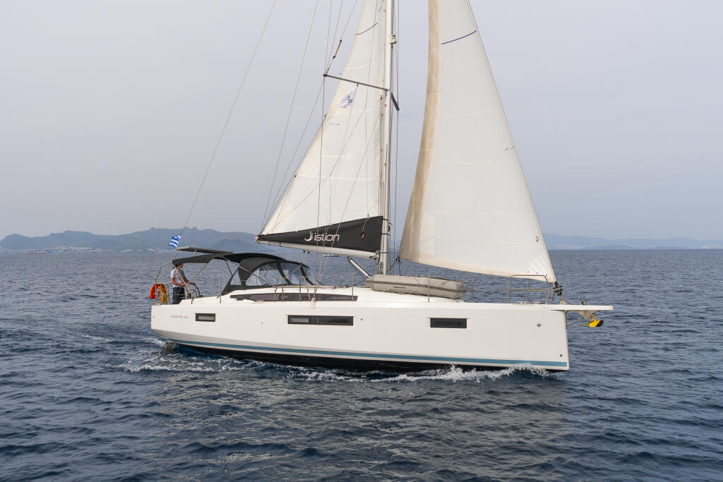 Sailing yacht 