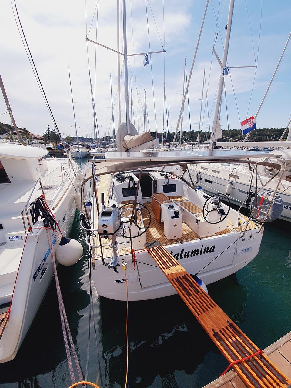 Sailing yacht 