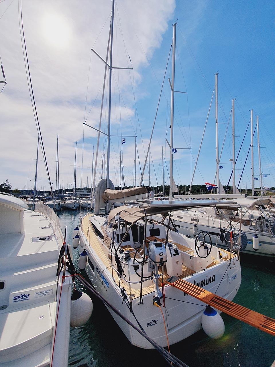 Sailing yacht 