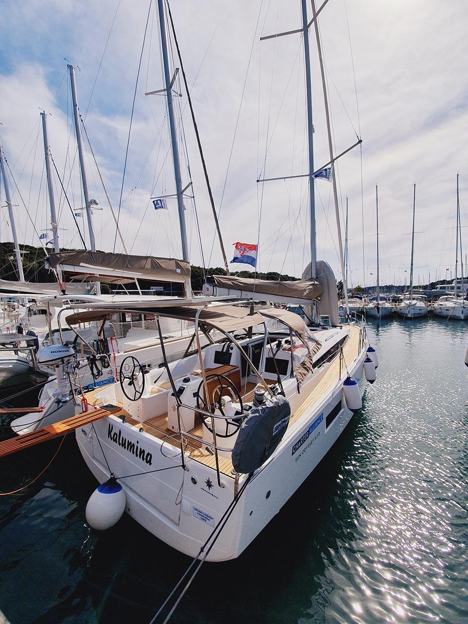 Sailing yacht 