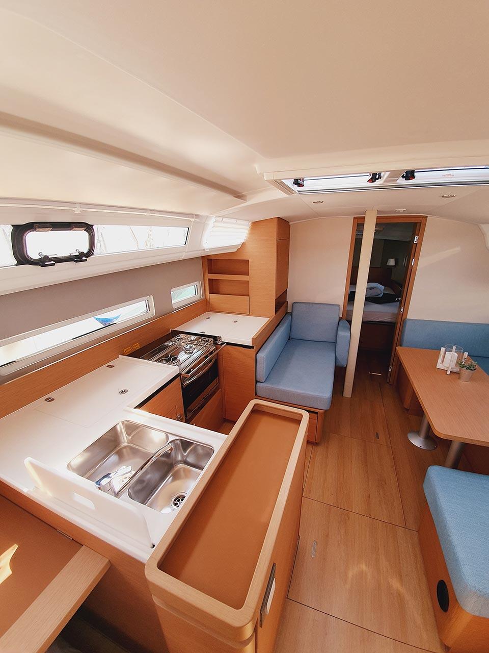 Sailing yacht 