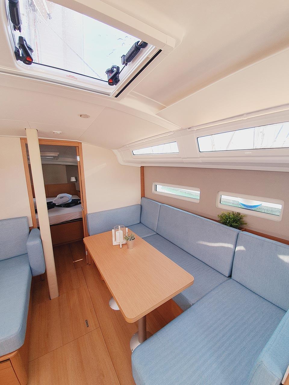 Sailing yacht 