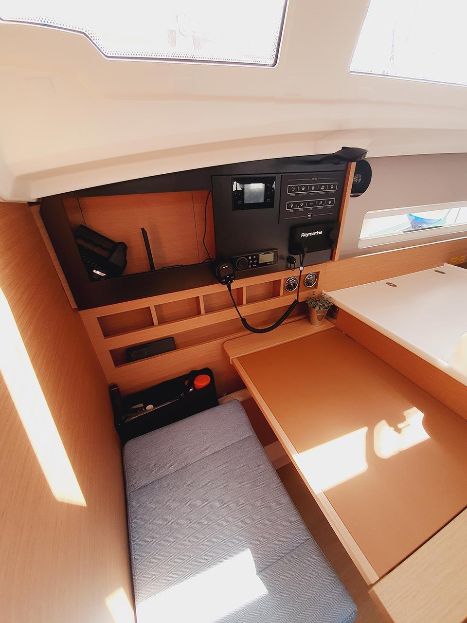 Sailing yacht 