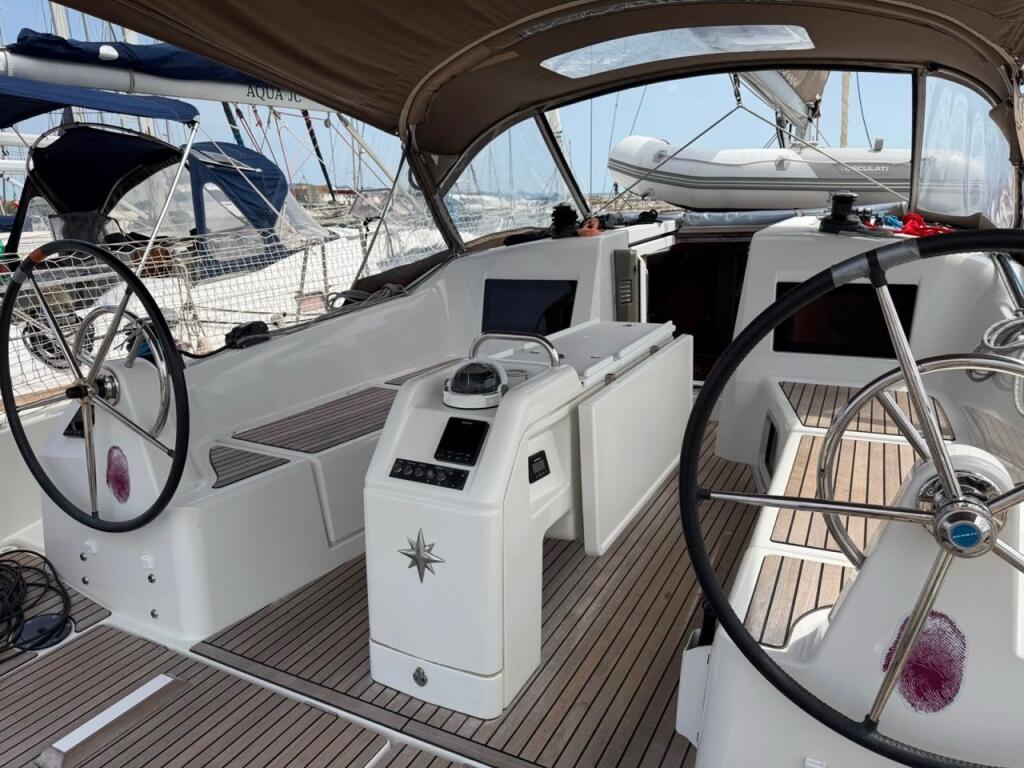 Sailing yacht 