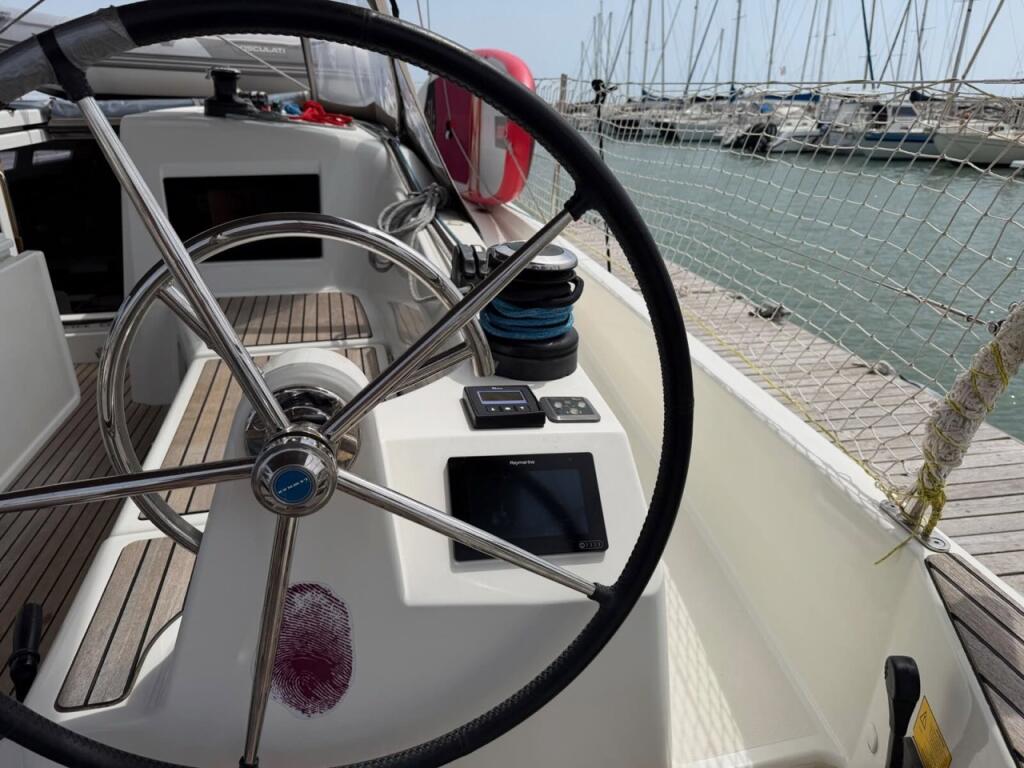 Sailing yacht 