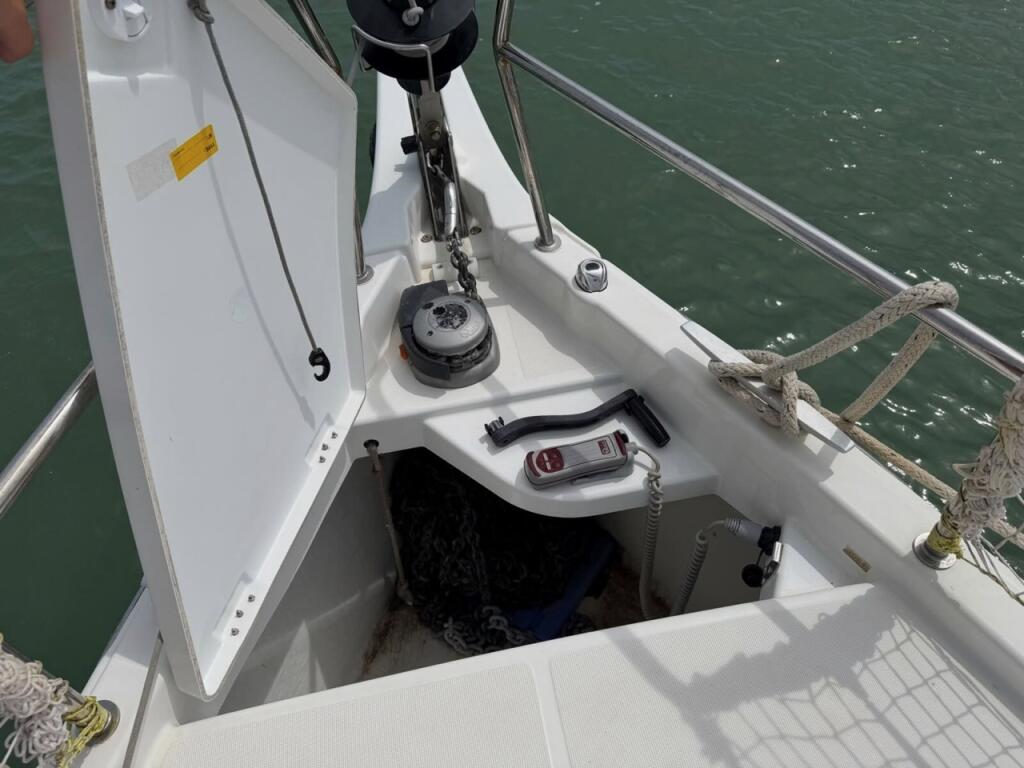Sailing yacht 