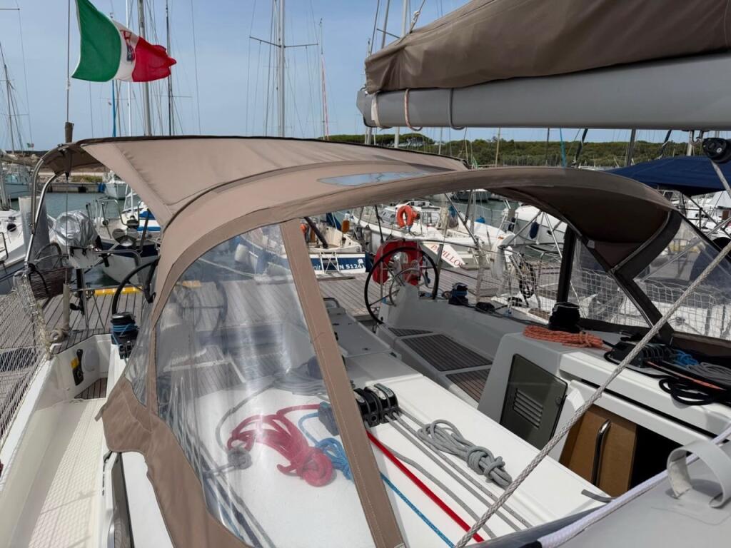 Sailing yacht 