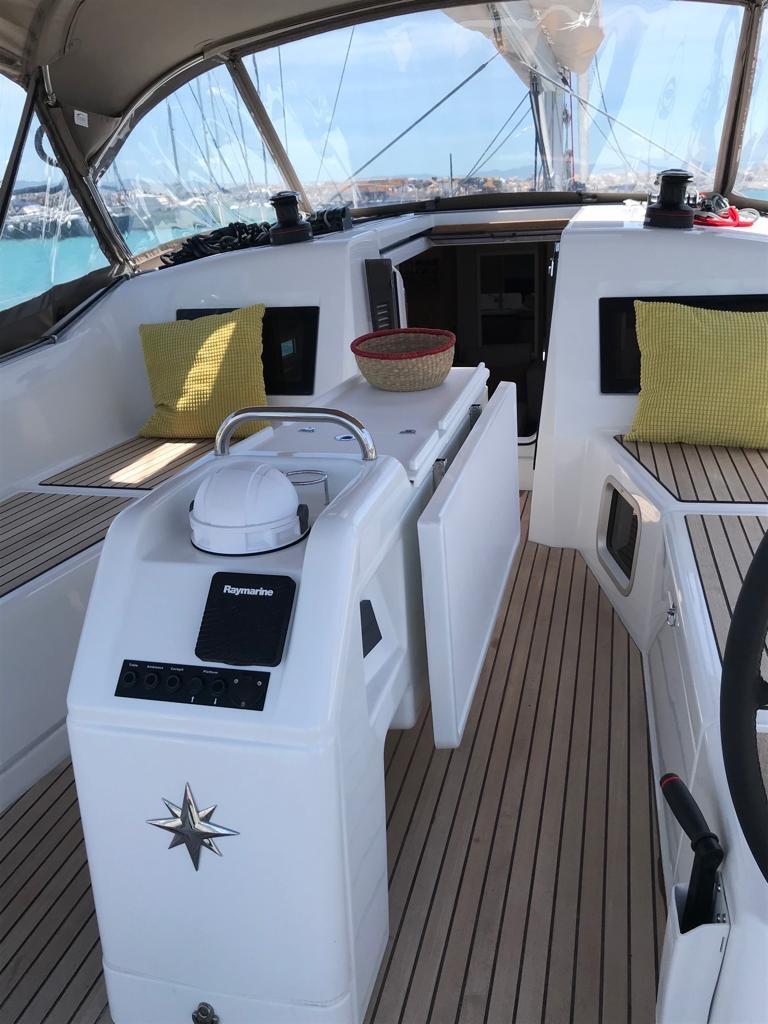 Sailing yacht 
