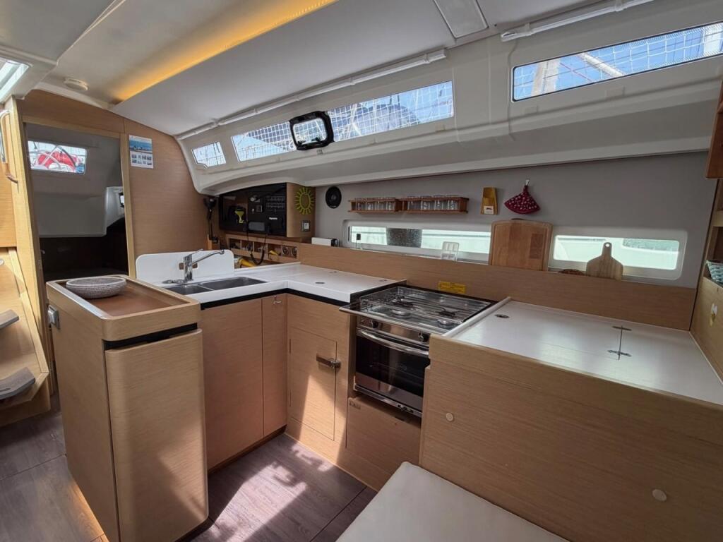 Sailing yacht 