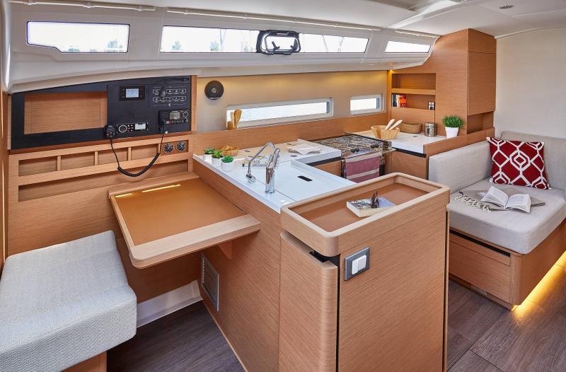 Sailing yacht 