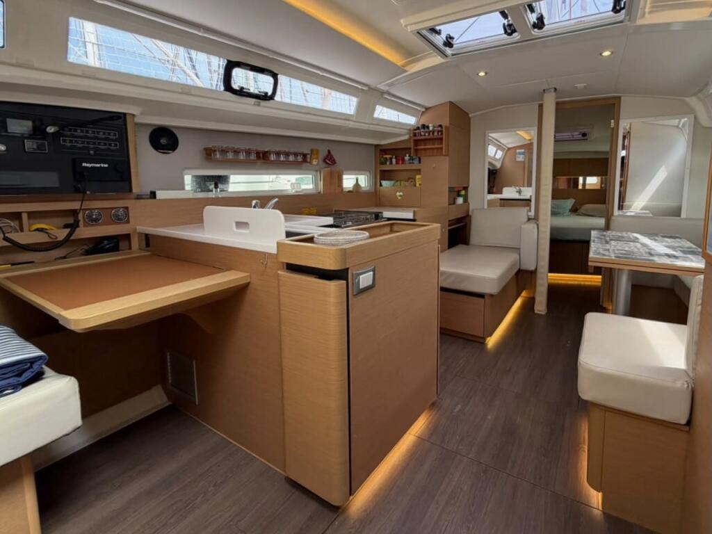 Sailing yacht 