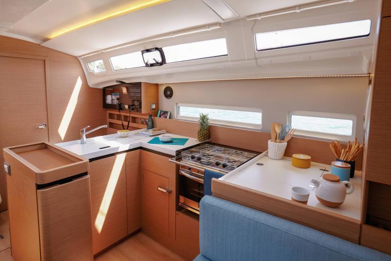 Sailing yacht 