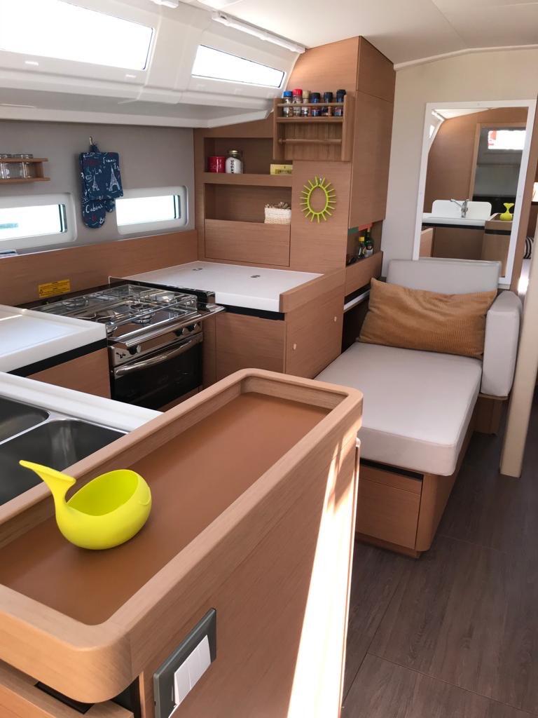 Sailing yacht 