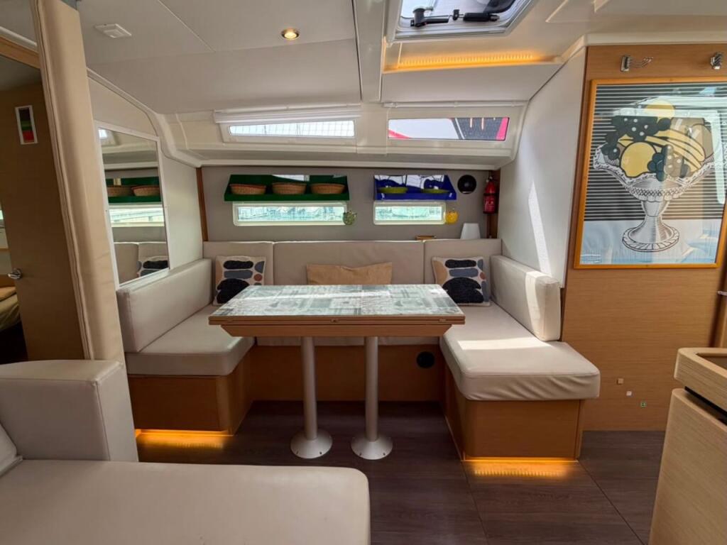 Sailing yacht 