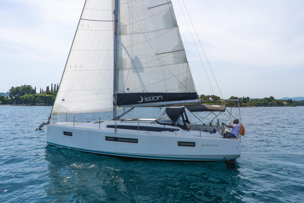 Sailing yacht 