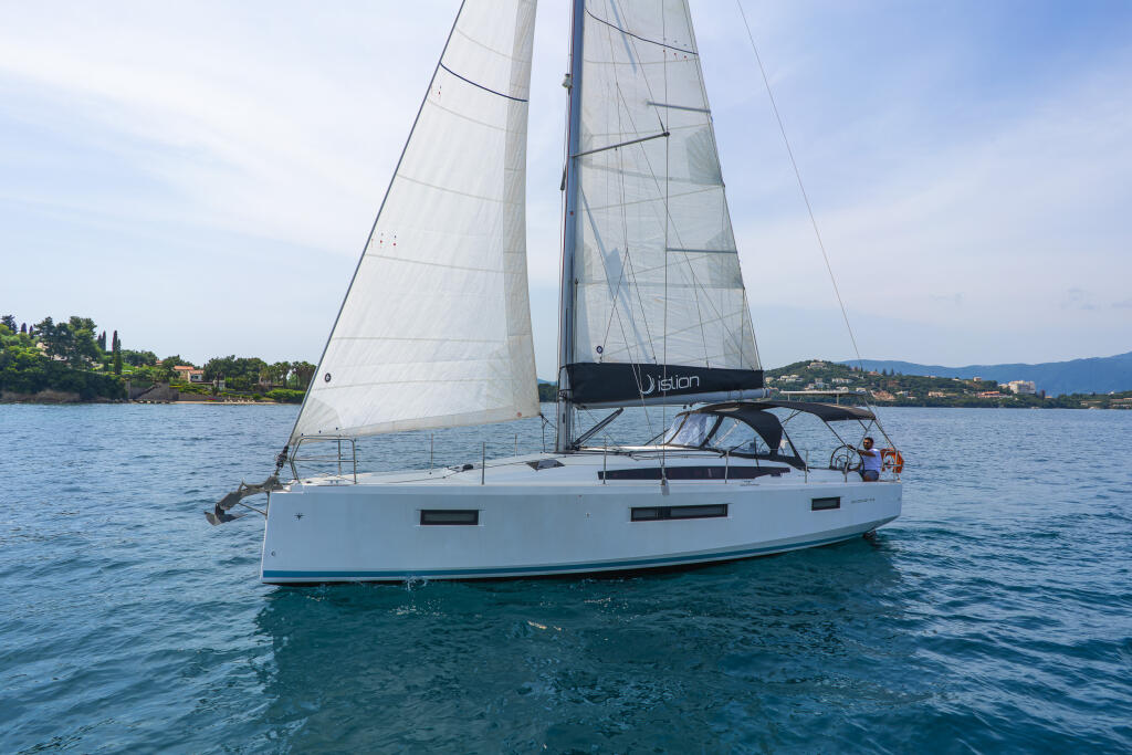 Sailing yacht 