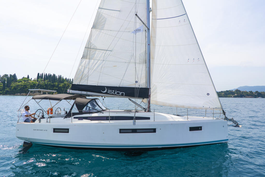 Sailing yacht 
