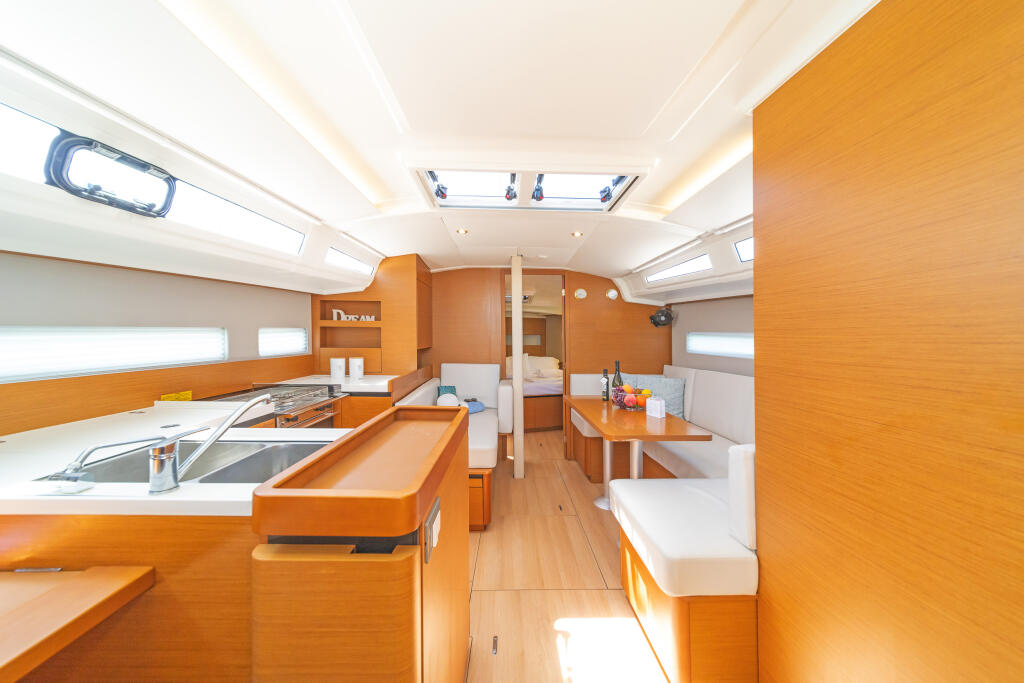 Sailing yacht 