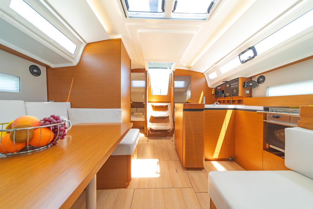 Sailing yacht 