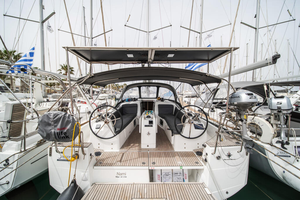 Sailing yacht 