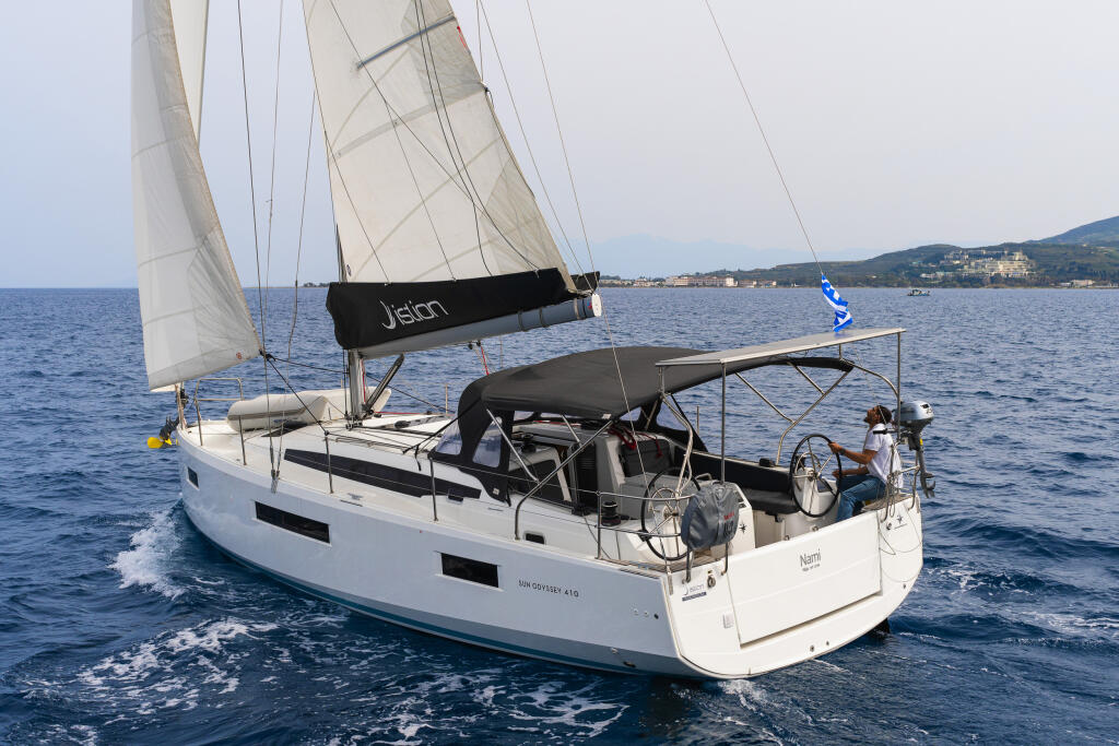 Sailing yacht 