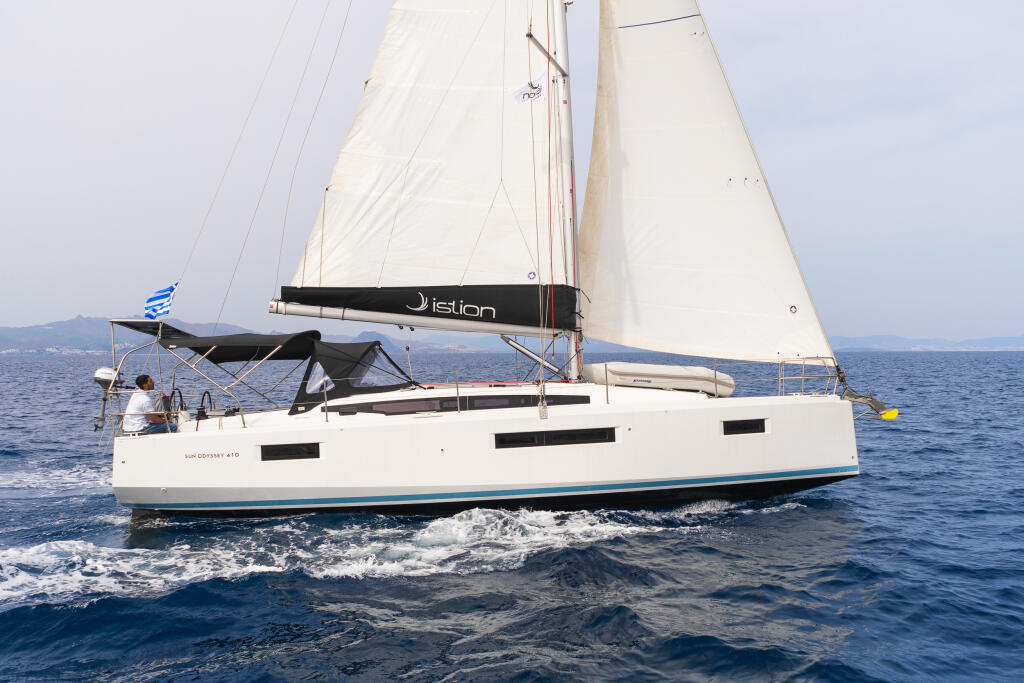 Sailing yacht 