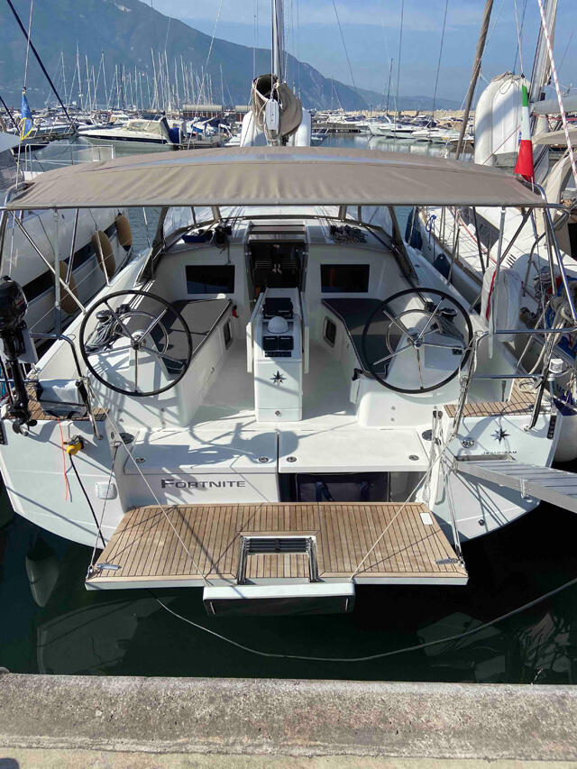 Sailing yacht 