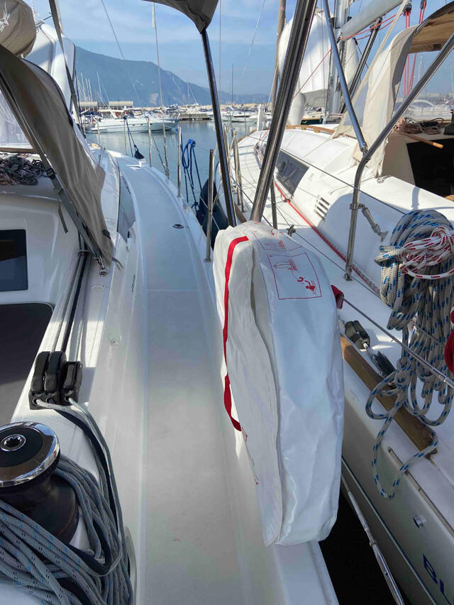 Sailing yacht 