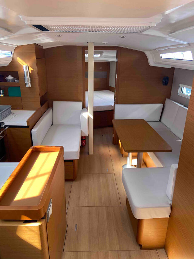 Sailing yacht 