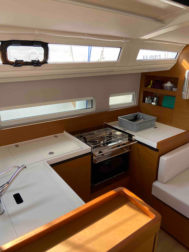 Sailing yacht 