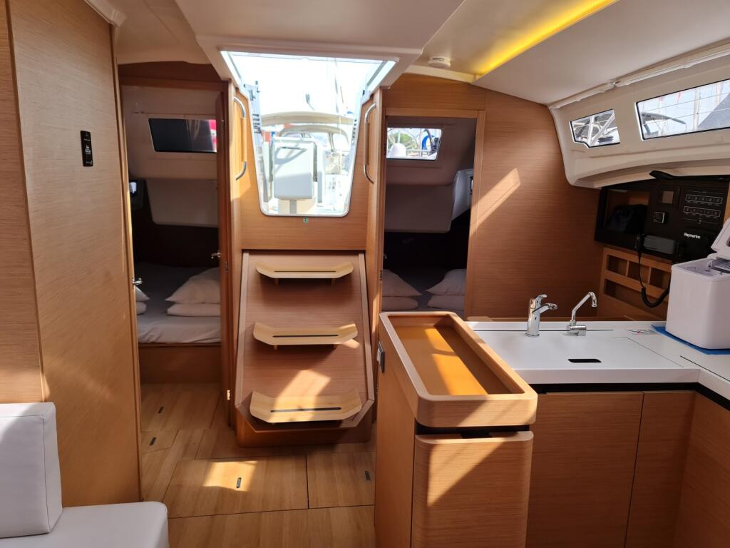 Sailing yacht 