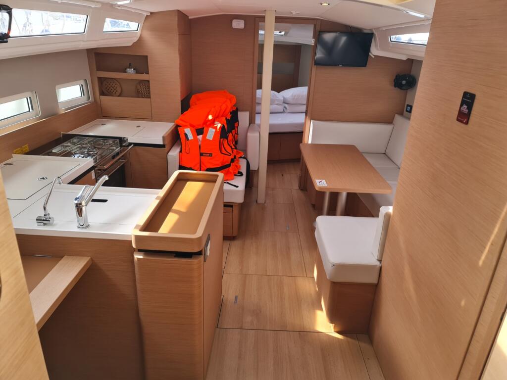 Sailing yacht 