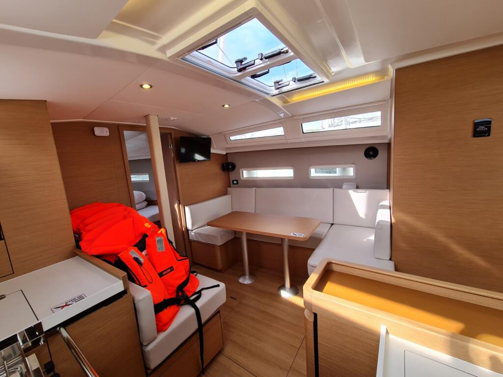 Sailing yacht 