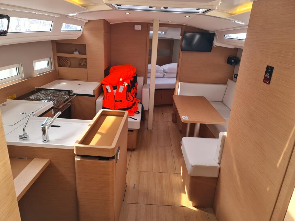 Sailing yacht 